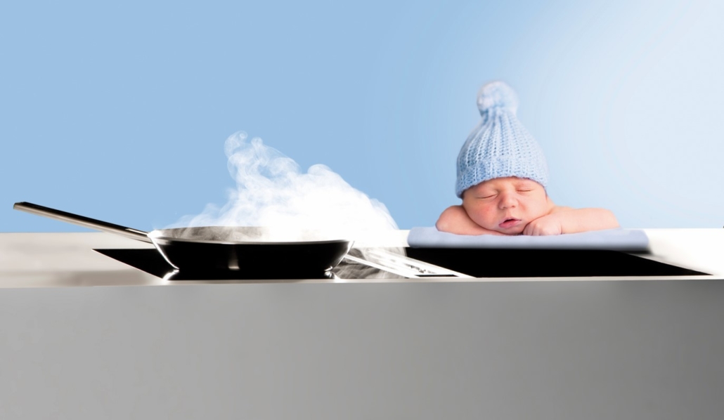 bilde av en bebi som sover rett ved siden av en BORA benkeventilator for å illustrere at BORA er en meget støysvak kjøkkenvifte og stillegående