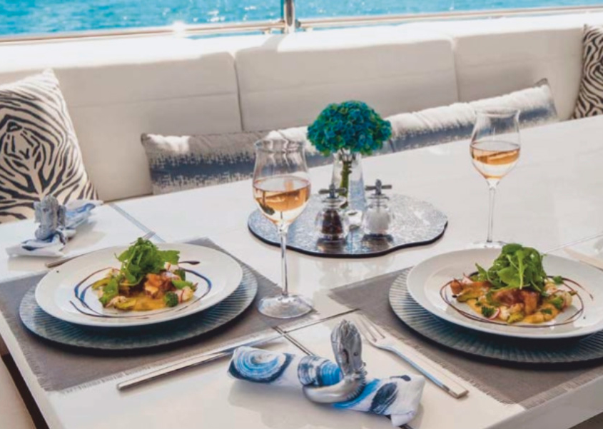 Logistikken om bord stiller spesielle krav til matlagingen. Spiseplasser utendørs er del av yacht-livet. Kjøkkenet må være plassert nærmest mulig.