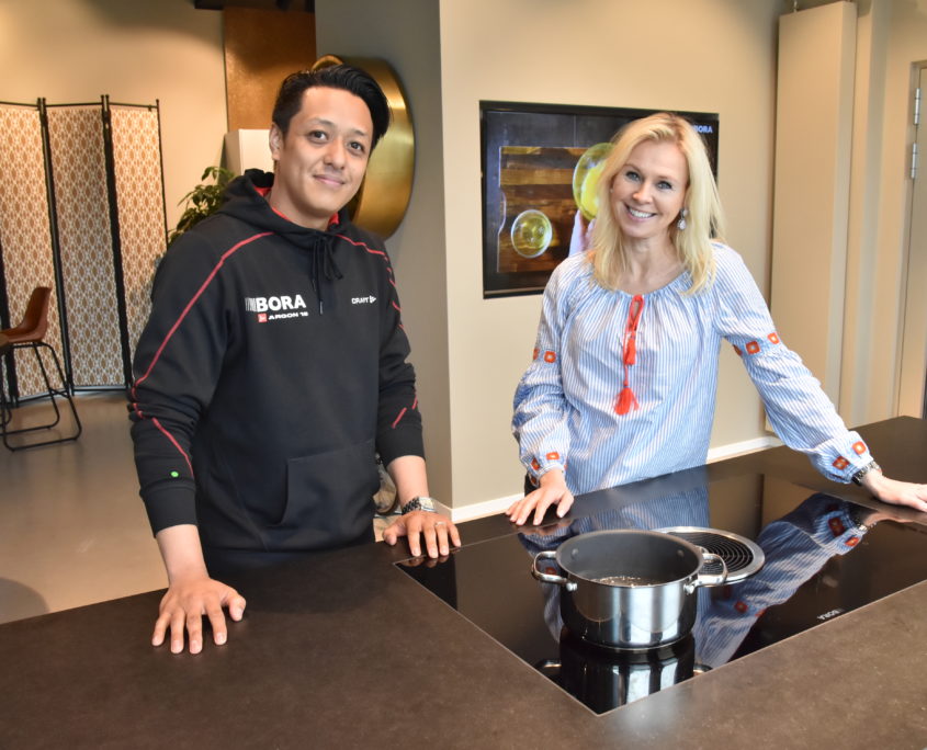 Showroom manager Claus Baluyot og daglig leder Eva Hannisdahl i Morten Engebretsen AS er stolt over selskapets flotte KWC og BORA showroom og kurssenter på Skøyen i Oslo. Her er det være lav terskel for å bli kjent med våre produkter, sier de i kor. Foto: Odd Borgestrand