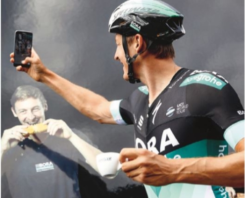 God stemning foran lagbilen – Marcus Burghardt forsyner fansen med selfies fra Tour de France