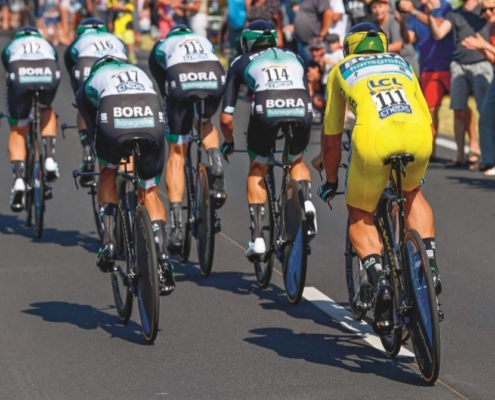 Laget kjører på tid under Tour de France. Kaptein Peter Sagan kjører i den første gule ledertrøyen i lagets historie
