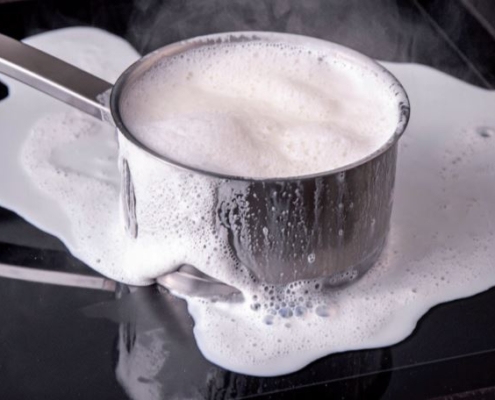 rengjøring av induskjonskomfyr - bilde av melk som koker over