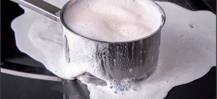 rengjøring av induskjonskomfyr - bilde av melk som koker over